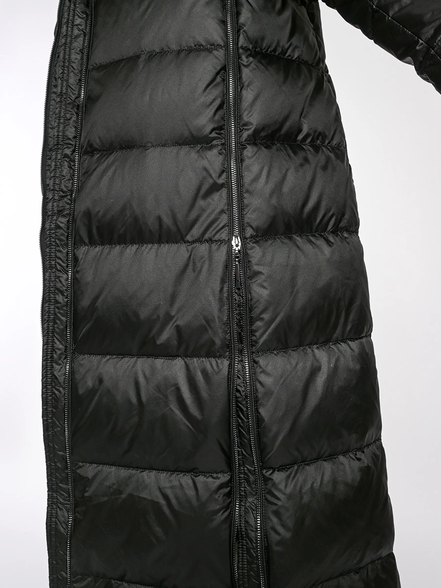 Черное пуховое пальто с боковыми разрезами